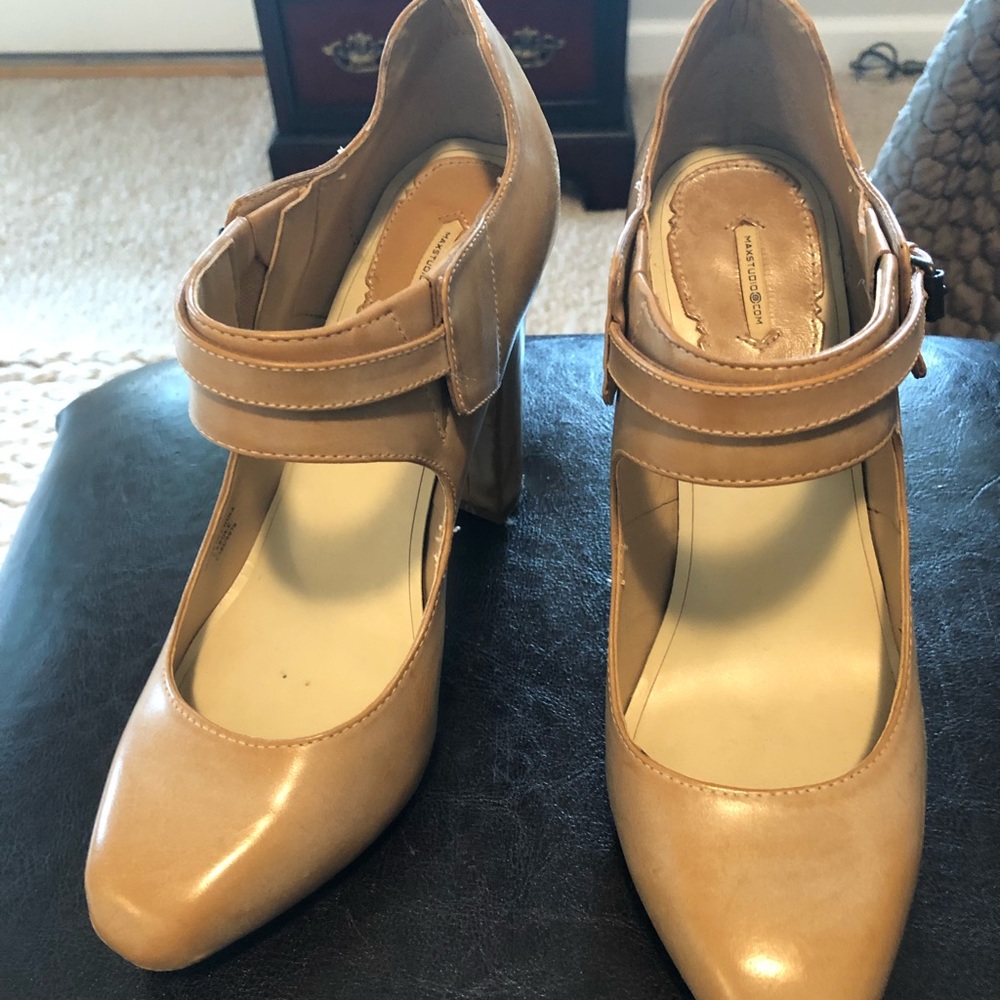 MaxStudio camel colored leather heels. 6 1/2.
